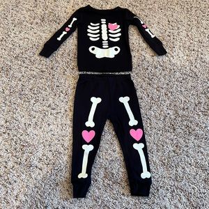 Carter’s brand girl’s Halloween skeleton pajama set size 18 months